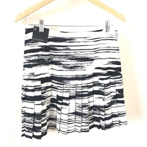[Banana Republic] NWT Pleated B&W Skirt